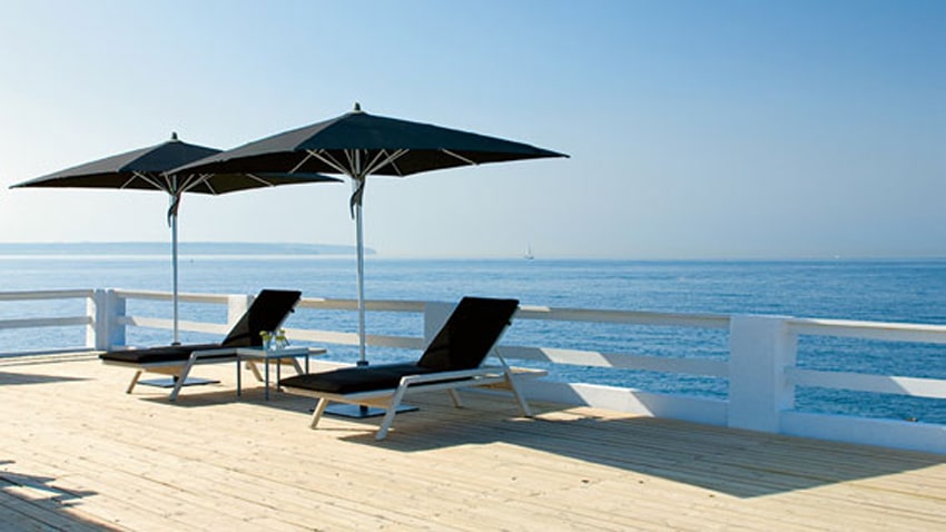 Sonnenschirm und Liegestuhl im Thailand-Urlaub verboten