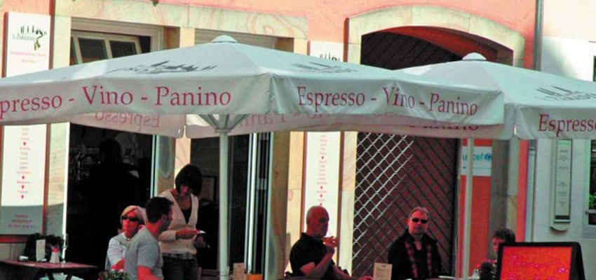 Bedruckte Werbeschirme – ideale Werbeträger für den Außenbereich