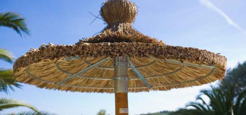 Urlaub & Sonne – Strohschirme schaffen passendes Ambiente