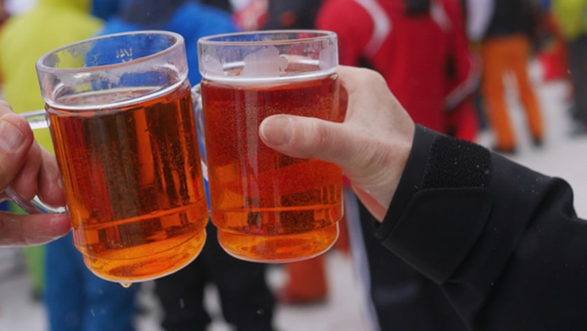 Großschirme verwandeln Sonnenterrasse in Après-Ski-Bar