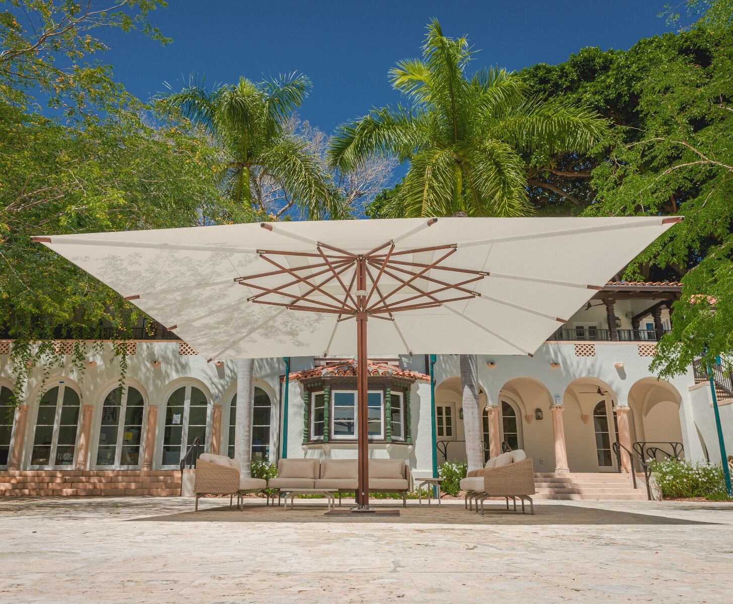 Neu bei SunLiner GmbH: Der Tuuci Ocean Master Mega Max Classic – Ein Meisterwerk der Schatten spendenden Eleganz