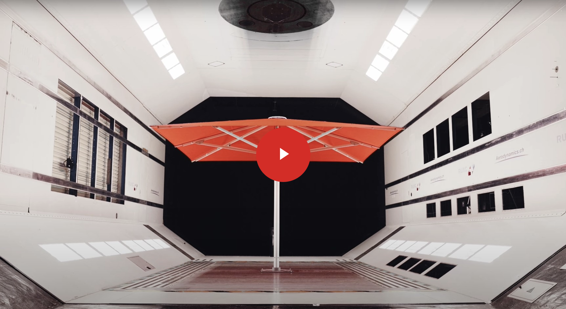 Windfest und stilvoll: Die Prüfung der Glatz Sonnenschirme im Windkanal