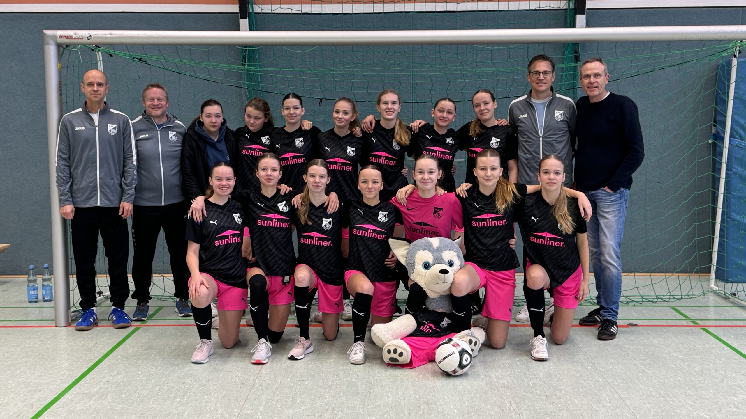 SunLiner GmbH unterstützt Rot-Weiß Sutthausens B-Juniorinnen mit neuen, stylischen Trikots