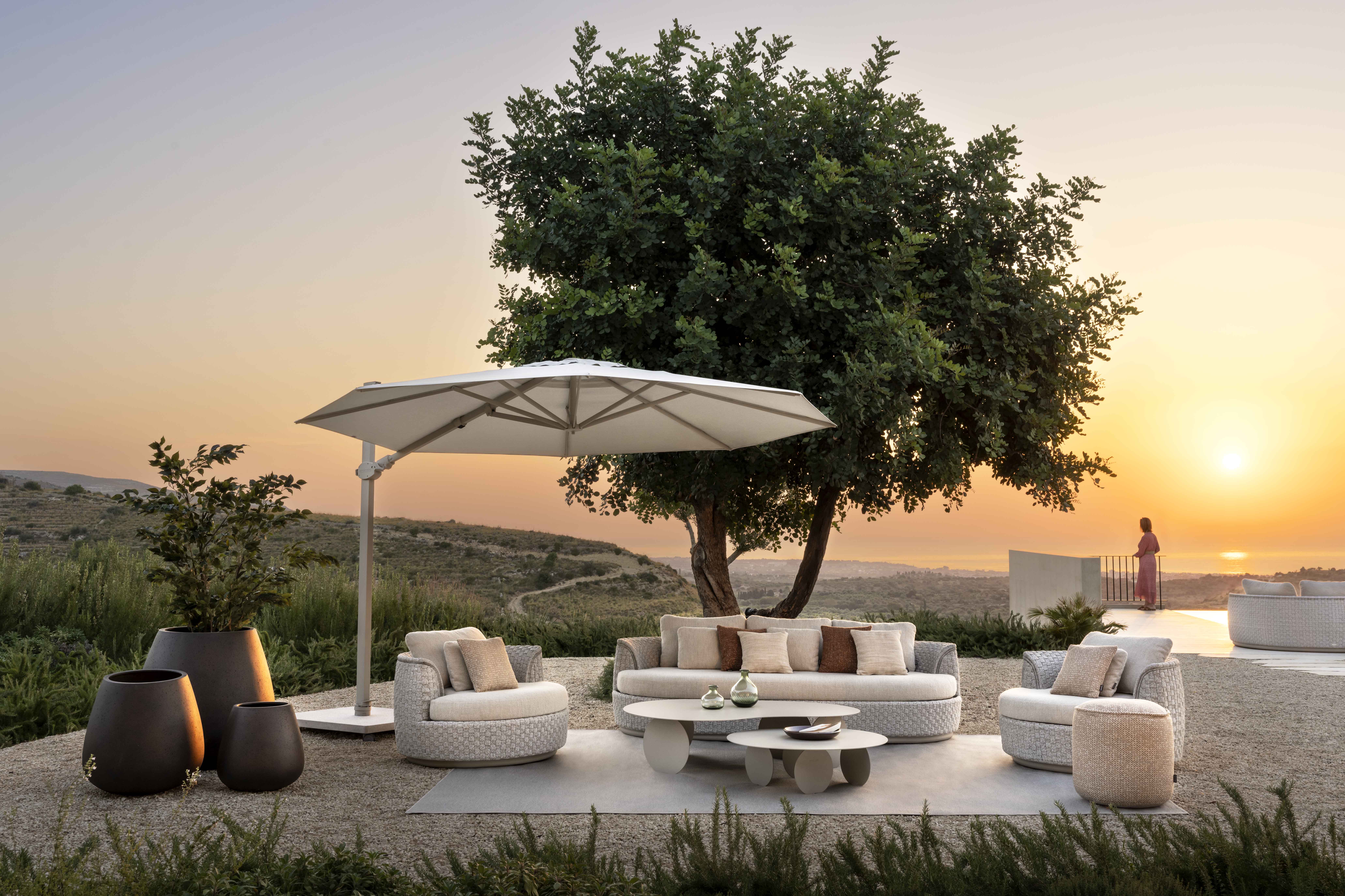 Der Ampelschirm ANTEGO von Jardinoco: Flexibilität und Design für Ihren Außenbereich