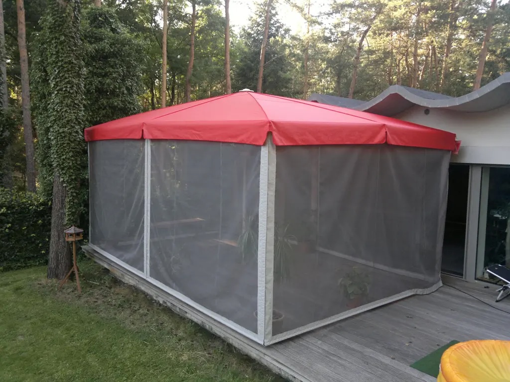 Sommerabende im Freien genießen – mit MAY Sonnenschirmen und Insektenschutz