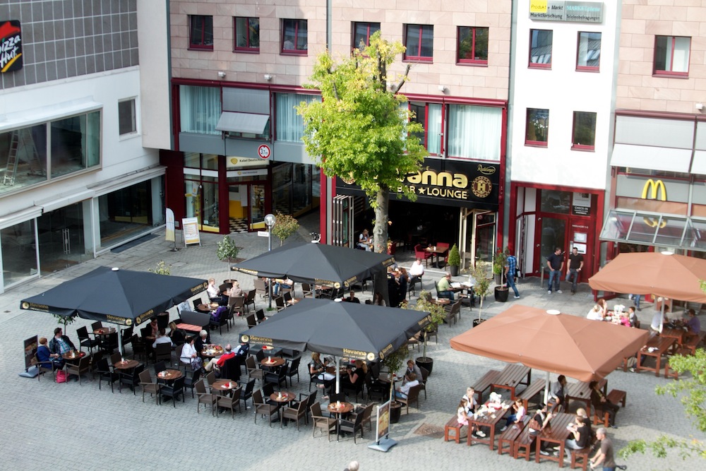 Havanna Bar Osnabrück mit SunLiner Sonnenschirmen und Leiner Markise